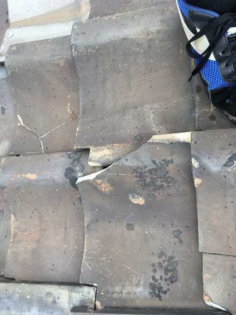 ひび割れがみうけられる瓦